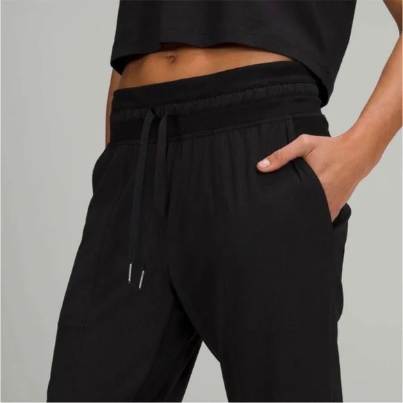 Lululemon Dance Studio Crop *25"
Black Unlined Lounge Pants Joggers Size 6 - Picture 3 of 16